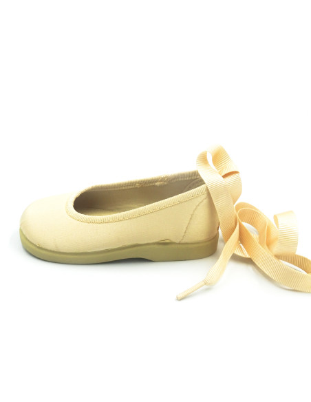 manoletina de raso con cinta para la pierna