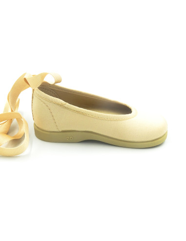 manoletina de raso con cinta para la pierna