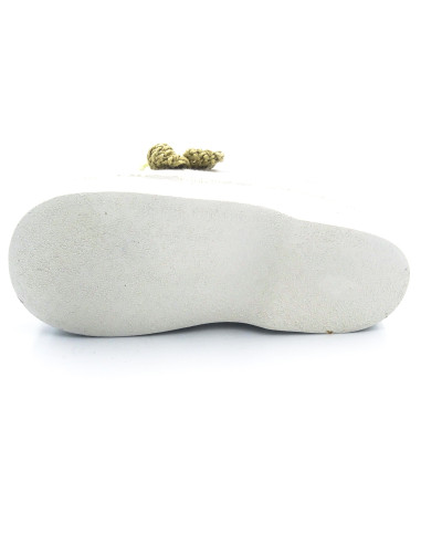 manoletina de lino con una flor de adorno