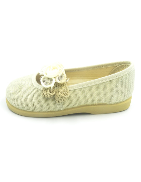 manoletina de lino con una flor de adorno