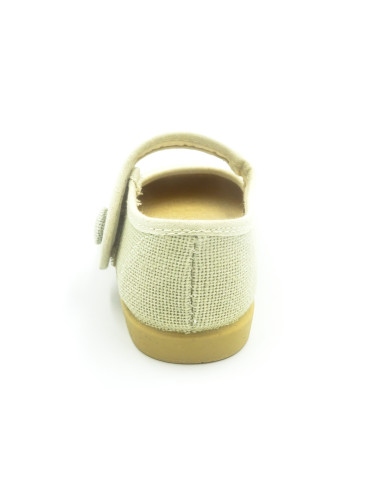 mercedita de lino con un boton para la nina