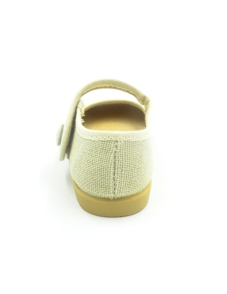 mercedita de lino con un boton para la nina