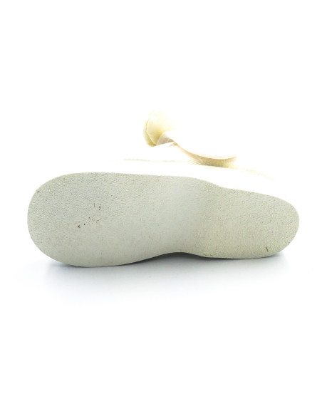 mercedita con velcro para nina con un lazo atado