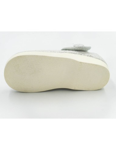 mercedita de tela con un boton de adorno de nina