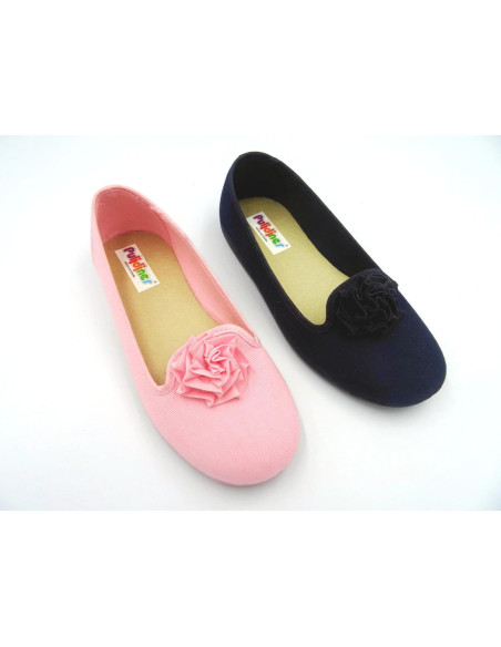 manoletina de tela con copete y flor en el empeine