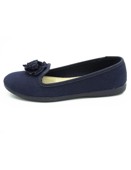 manoletina de tela con copete y flor en el empeine