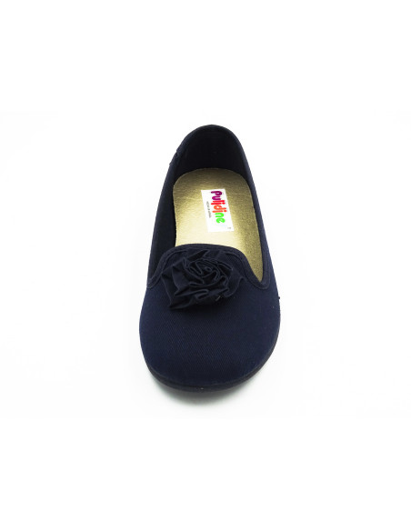 manoletina de tela con copete y flor en el empeine