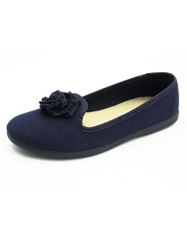 manoletina de tela con copete y flor en el empeine