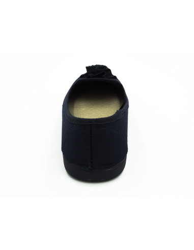 manoletina de tela con copete y flor en el empeine