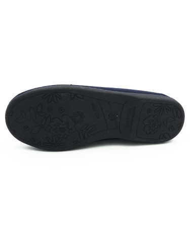 manoletina de tela con copete y flor en el empeine