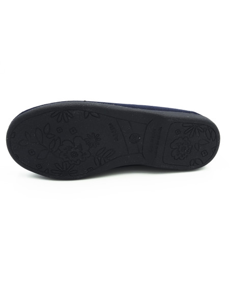 manoletina de tela con copete y flor en el empeine