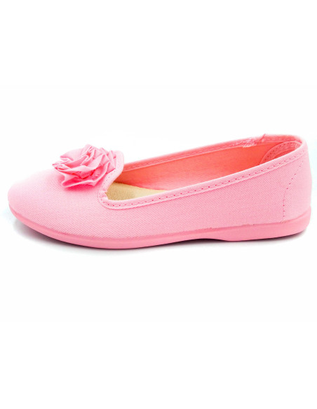 manoletina de tela con copete y flor en el empeine