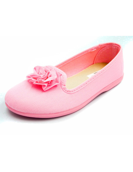 manoletina de tela con copete y flor en el empeine