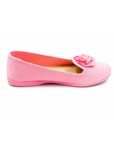 manoletina de tela con copete y flor en el empeine