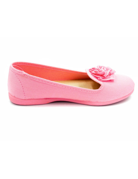 manoletina de tela con copete y flor en el empeine