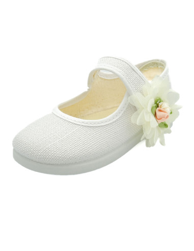 mercedita para nina de lino con una flor a un lado