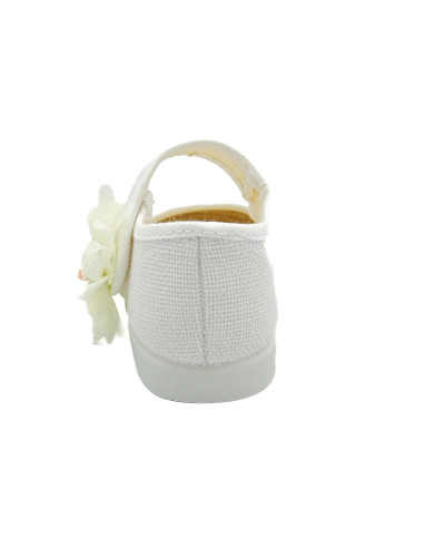 mercedita para nina de lino con una flor a un lado