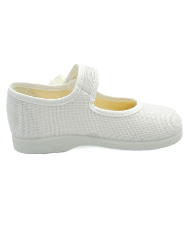 mercedita para nina de lino con una flor a un lado