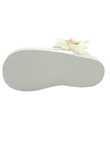 mercedita para nina de lino con una flor a un lado