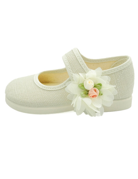 mercedita para nina de lino con una flor a un lado