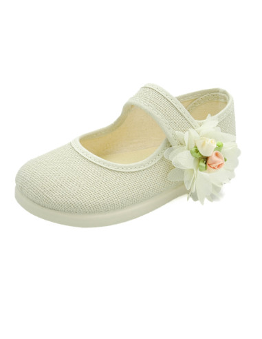 mercedita para nina de lino con una flor a un lado