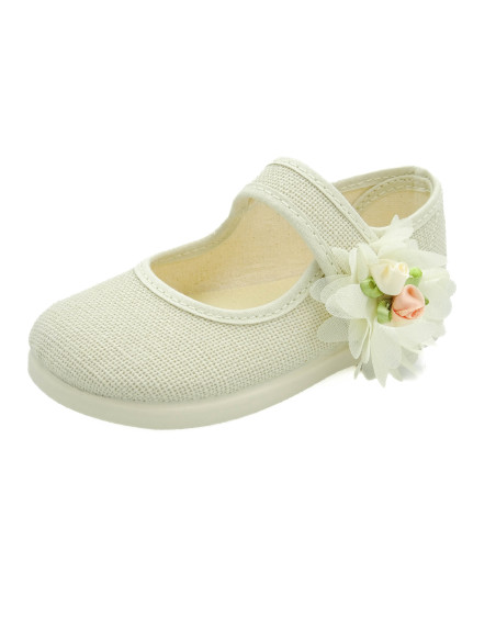 mercedita para nina de lino con una flor a un lado