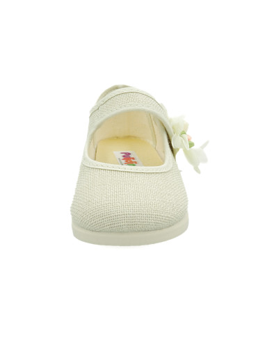 mercedita para nina de lino con una flor a un lado