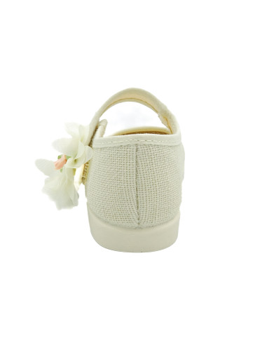 mercedita para nina de lino con una flor a un lado