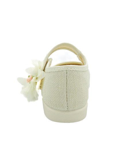 mercedita para nina de lino con una flor a un lado