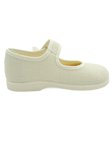 mercedita para nina de lino con una flor a un lado