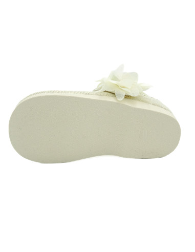 mercedita para nina de lino con una flor a un lado