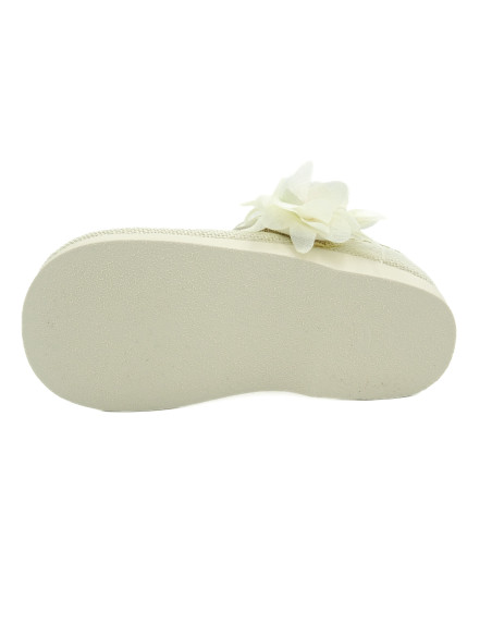 mercedita para nina de lino con una flor a un lado