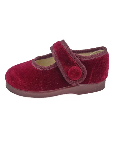 mercedita de nina con un boton de adorno