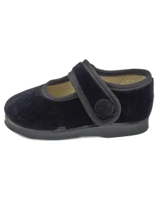 mercedita de niña con un boton de adorno 2