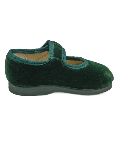 mercedita de nina con un boton de adorno