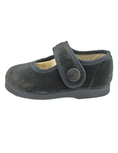 mercedita de nina con un boton de adorno