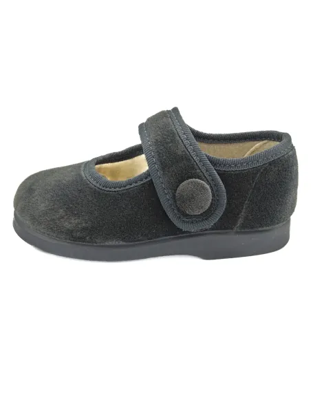 mercedita de nina con un boton de adorno