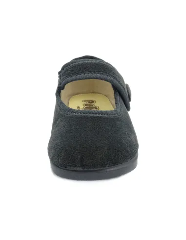 mercedita de nina con un boton de adorno