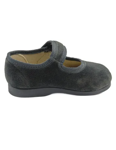 mercedita de nina con un boton de adorno