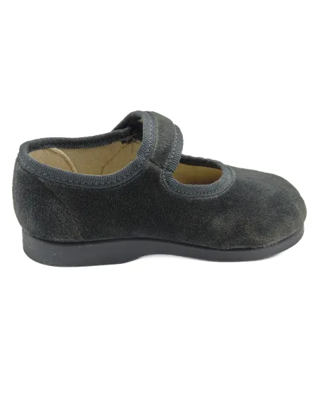 mercedita de nina con un boton de adorno