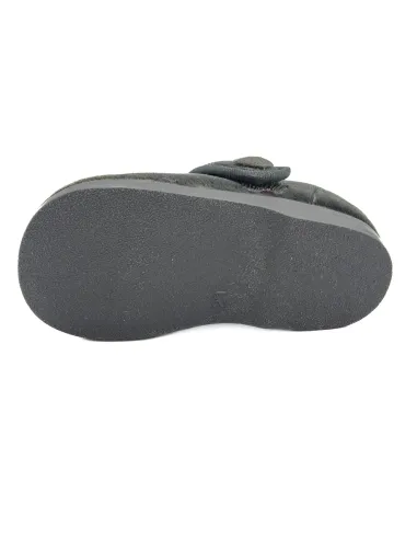 mercedita de nina con un boton de adorno