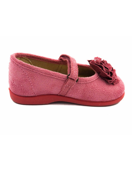 mercedita de serratex con un adorno para nina