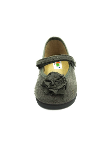 mercedita de serratex con un adorno para nina