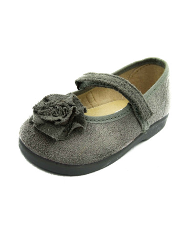 mercedita de serratex con un adorno para nina