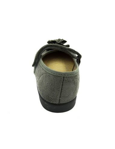 mercedita de serratex con un adorno para nina