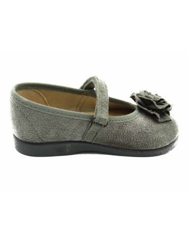 mercedita de serratex con un adorno para nina