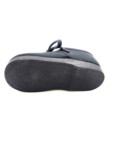 bamba de tela con los cordones al tono para nino