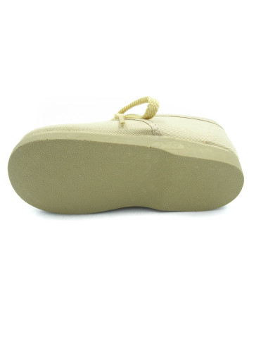 bamba de tela con los cordones al tono para nino