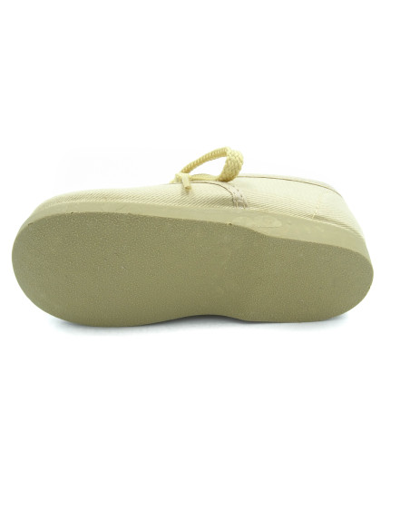 bamba de tela con los cordones al tono para nino