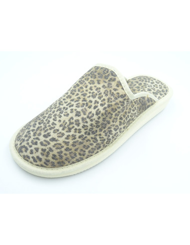zapatilla de casa con estampado de leopardo y suela con piso microporoso